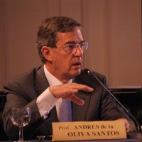 Andrés de la Oliva Santos.  Catedrático de Derecho procesal de la Universidad Complutense de Madrid. 